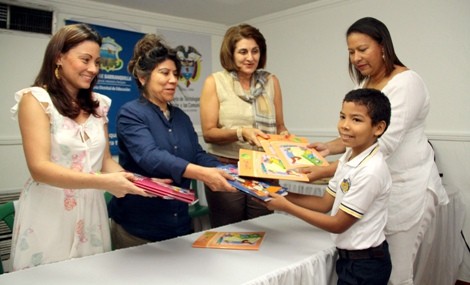 Estudiantes en extra edad de escuelas públicas reciben canastas escolares