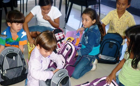 Estudiantes de la Loma recibieron Kits Escolares